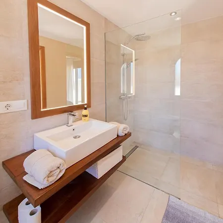 Charming Townhouse/5bedrs/front Beach/private Pool Μαρμπέλλα