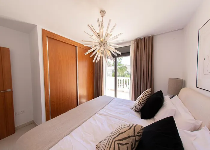 Будинок відпочинку Charming Townhouse/5bedrs/front Beach/private Pool